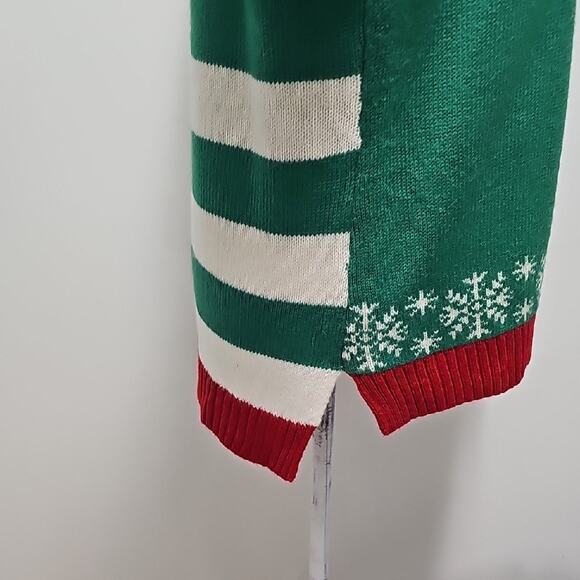 United States Sweaters Festive Green Sweater with Pug Design and Snowflakes Sz L - Picture 8 of 9